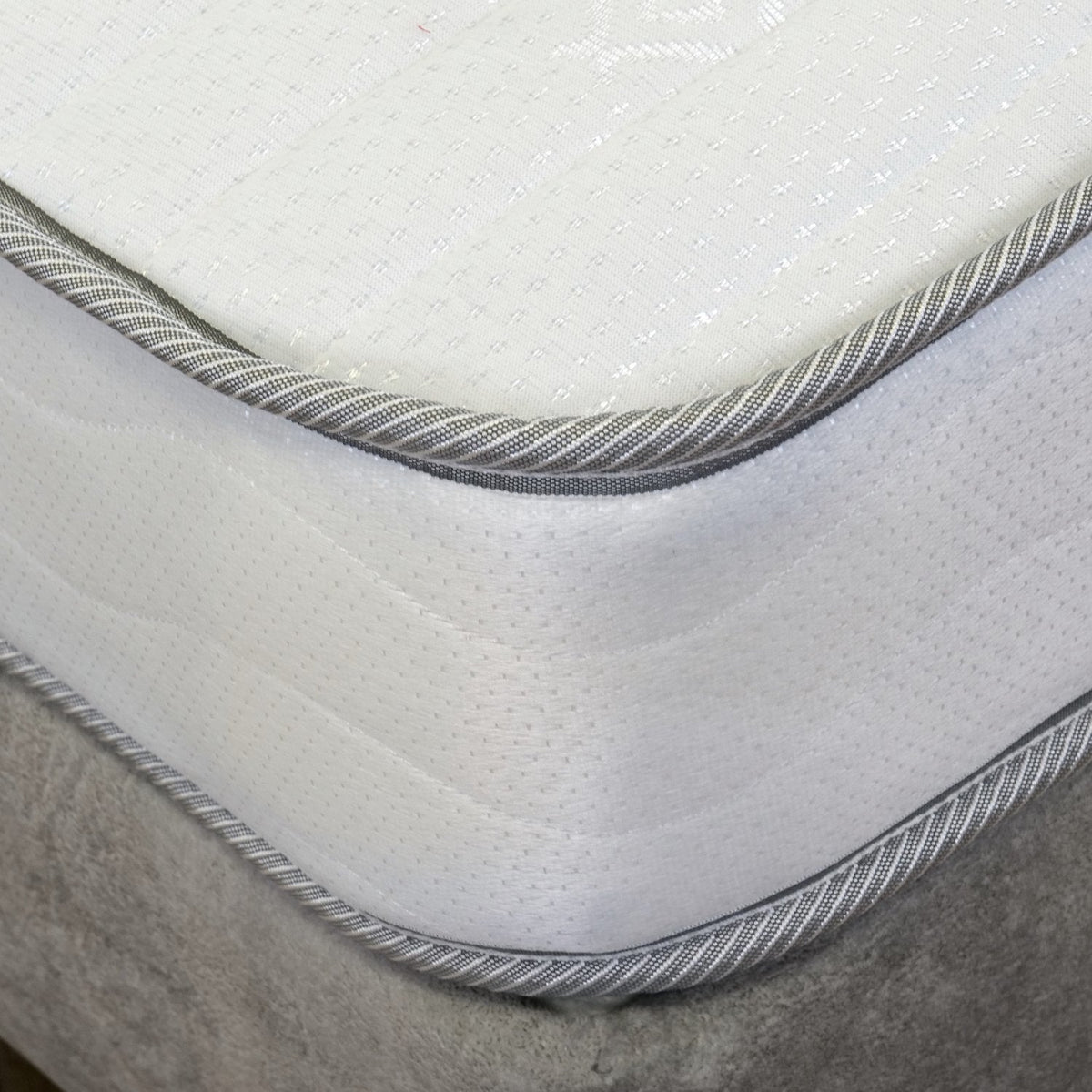 Kids Shallow Pocket Bunk Mattress, corner and border