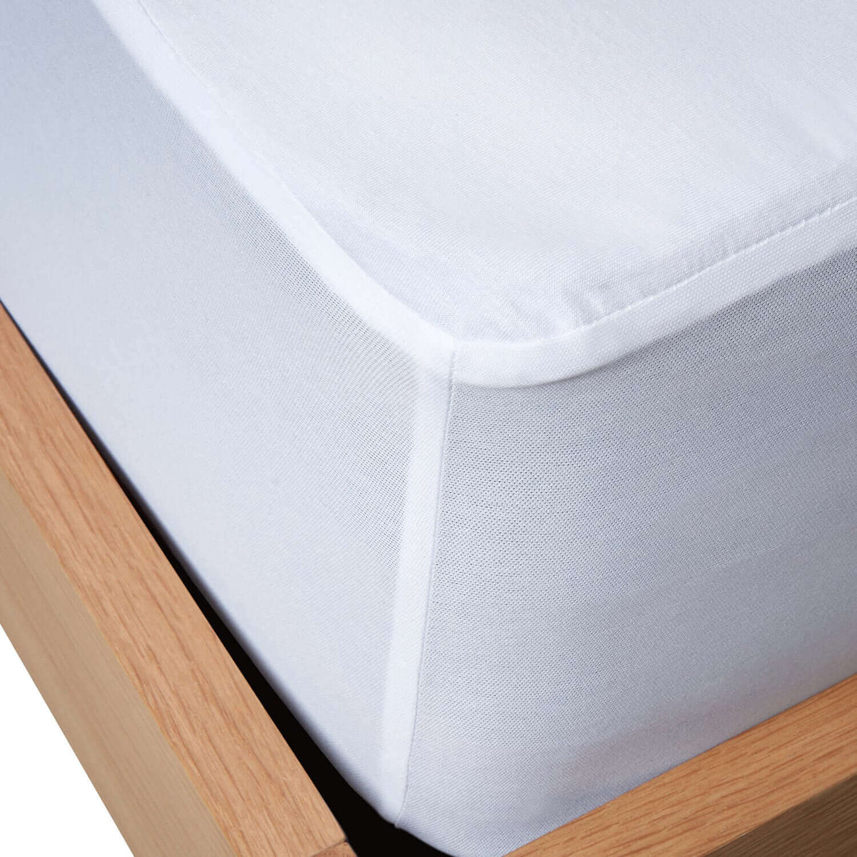 Panda bamboo mattress protector, corner close-up